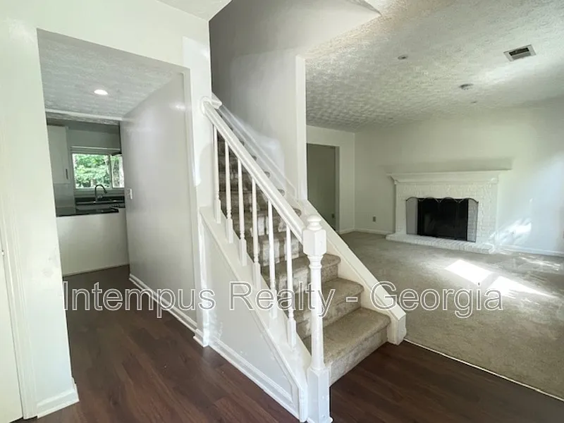 3 bed, 2.5 bath, 1800 sqft, $2,400 — Photo 3