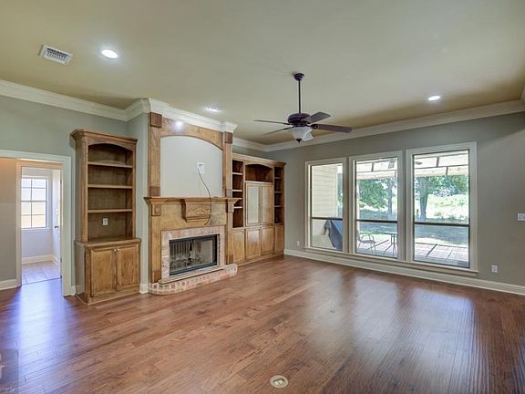 5th image of 1811 Castlewood Dr