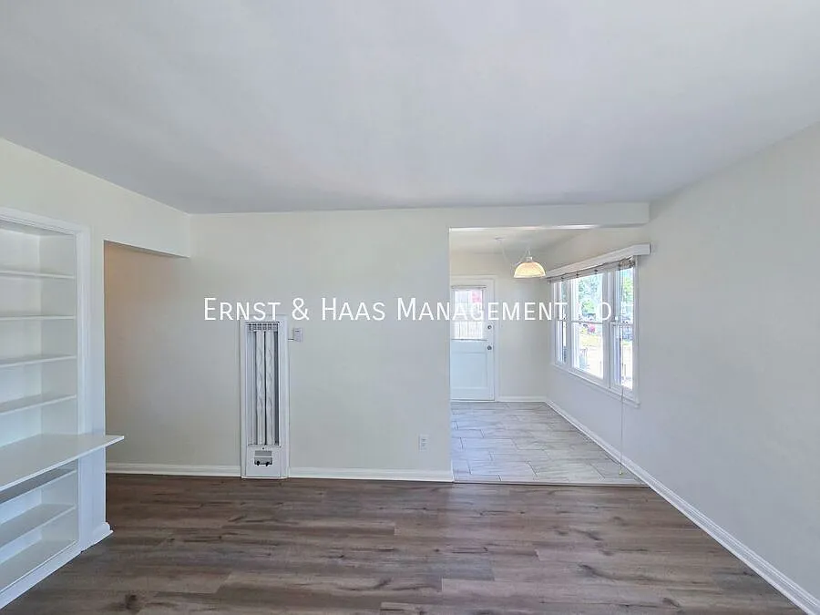 Beautiful Duplex Apartment in Prime Bixby Knolls Area! — Photo 4