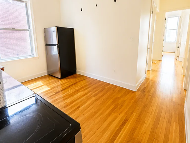 948 41st St #1R — Photo 2