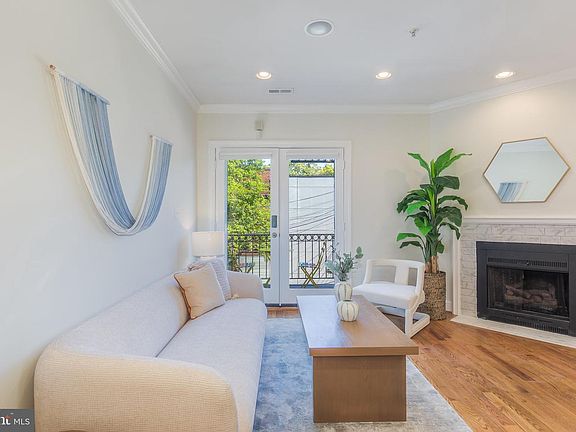 5th image of 1116 C St NE APT 202