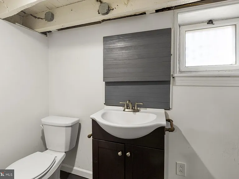 1123 E Eyre St — Photo 28