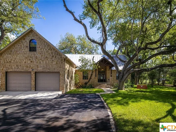 302 Guadalupe River Dr, Seguin, TX 78155