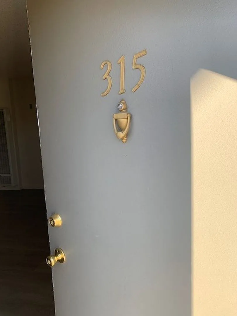 Laurel Canyon Apartments — Photo 2