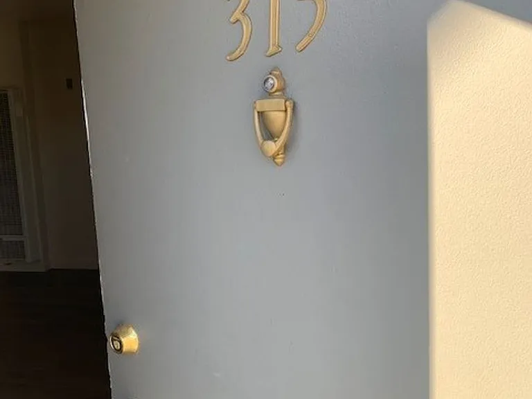 Laurel Canyon Apartments — Photo 7