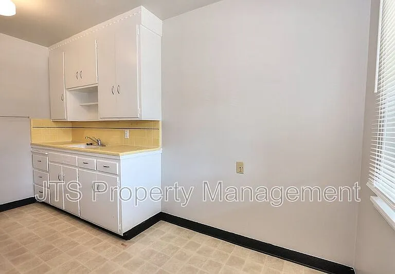 4439 V St #5 — Photo 27