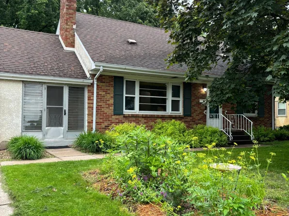 1247 Shryer Ave W, Roseville, MN 55113