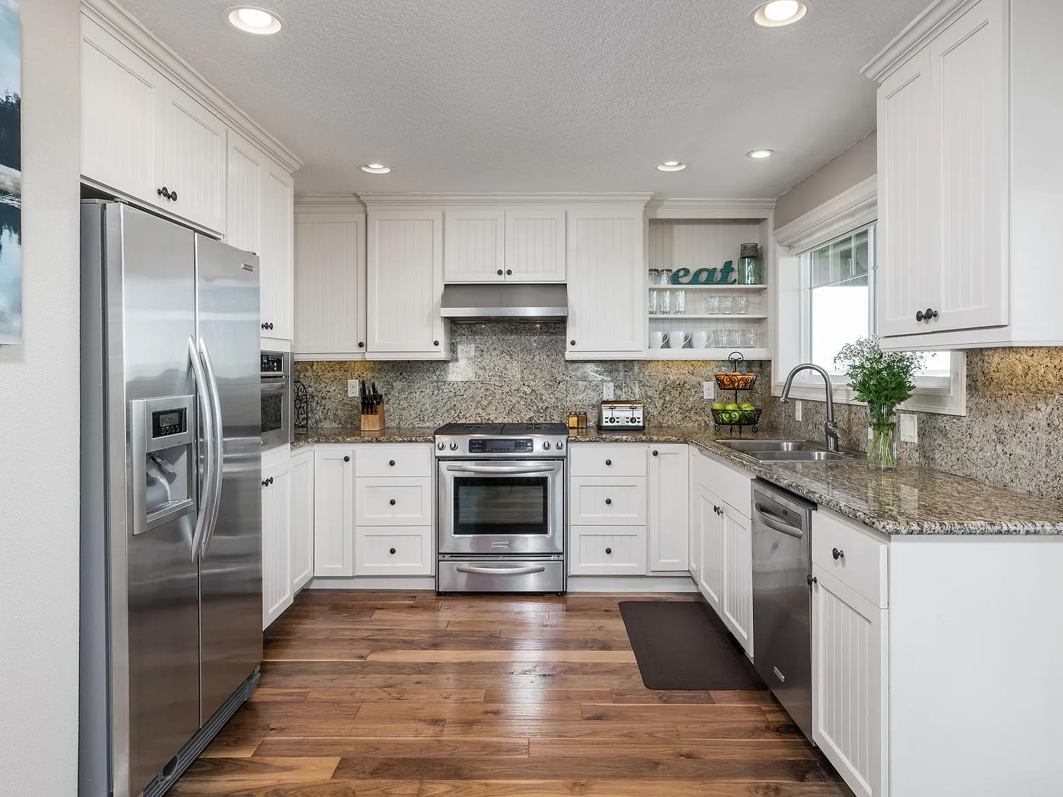 2 bed, 1200 sqft, $6,760 — Photo 3