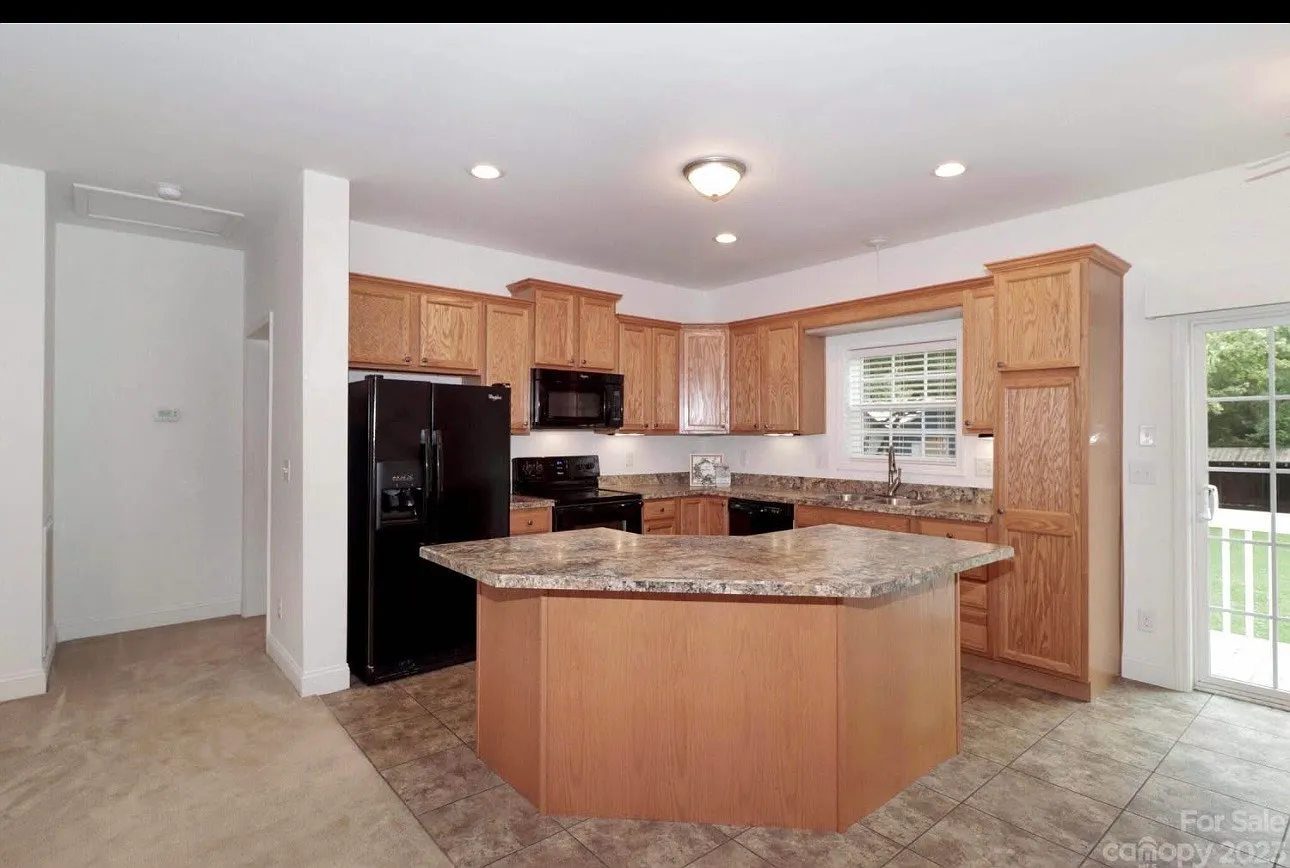 2 bed, 1.5 bath, 1122 sqft, $1,700 — Photo 3