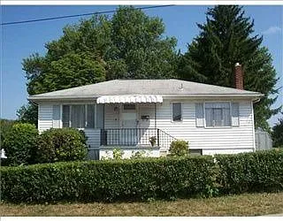 228 Dent St photo 1
