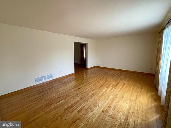 3rd image of 9207 Gardenia Rd