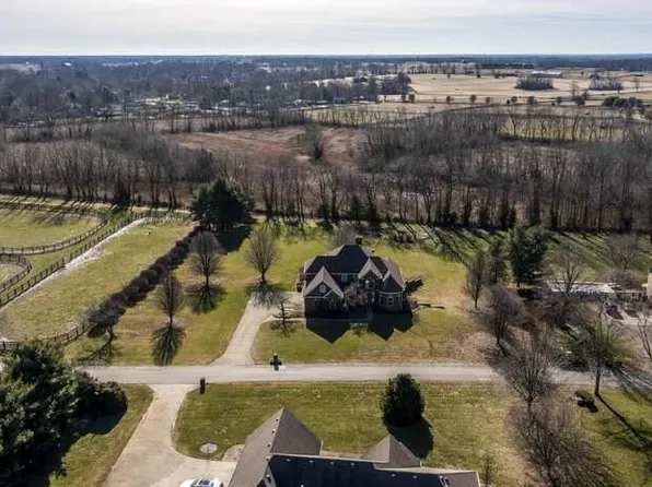 5000 Lupreese Ln #B, Versailles, KY 40383