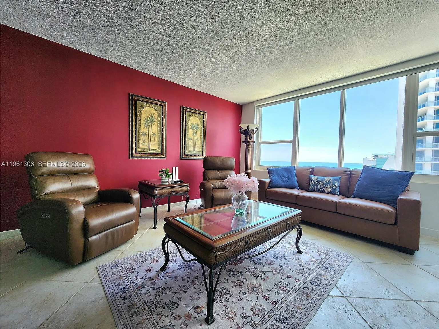 Alexander Towers Condo — Photo 4