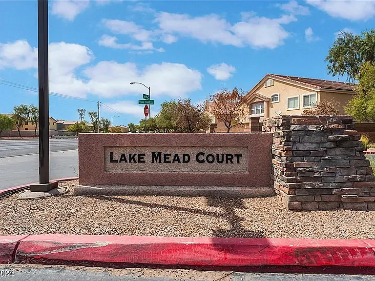 3 bed, 2.5 bath, 1468 sqft, $1,975 — Photo 3