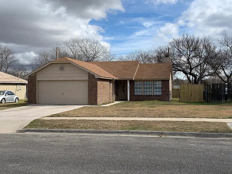 2410 Grasslands Dr — Photo 1