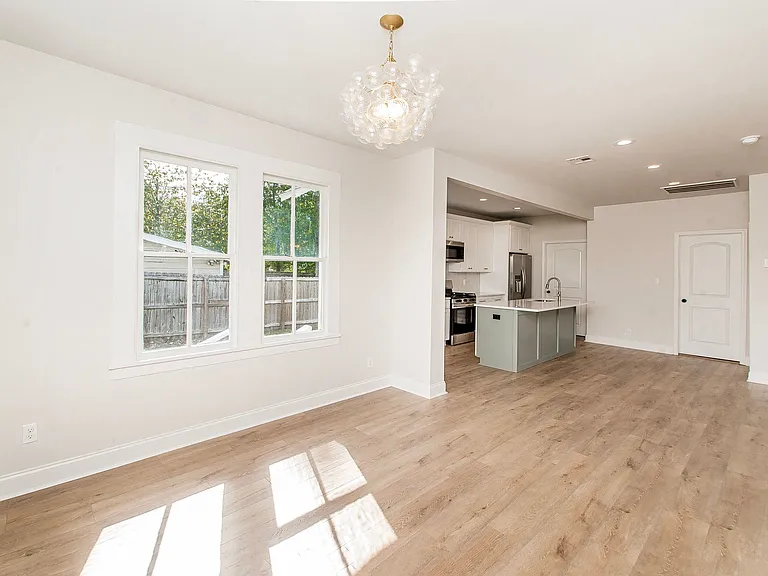 445 W Oak St — Photo 2