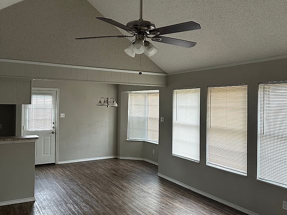 3rd image of 2106 Woodway Dr