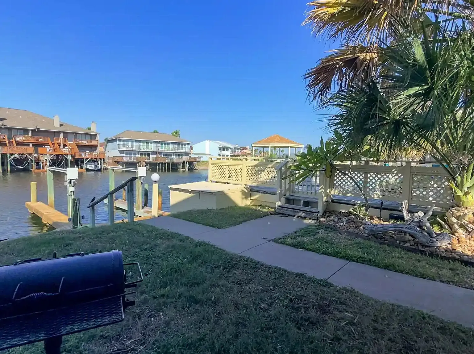 2 bed, 921 sqft, $2,300 — Photo 1