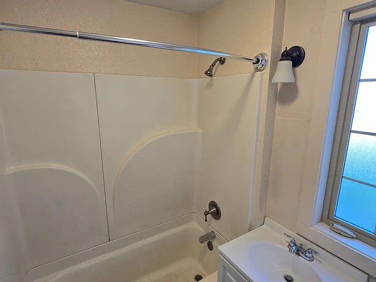 114 N Touchet St — Photo 13