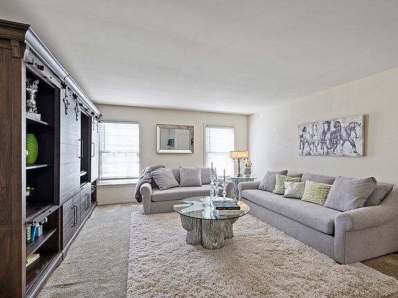 4th image of 1007 Lyndon Ln #1B-1Ba-930Sqft
