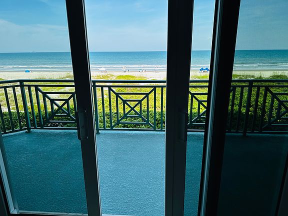 Impact sliders lead from the living room to the balcony, facing the Atlantic Ocean.