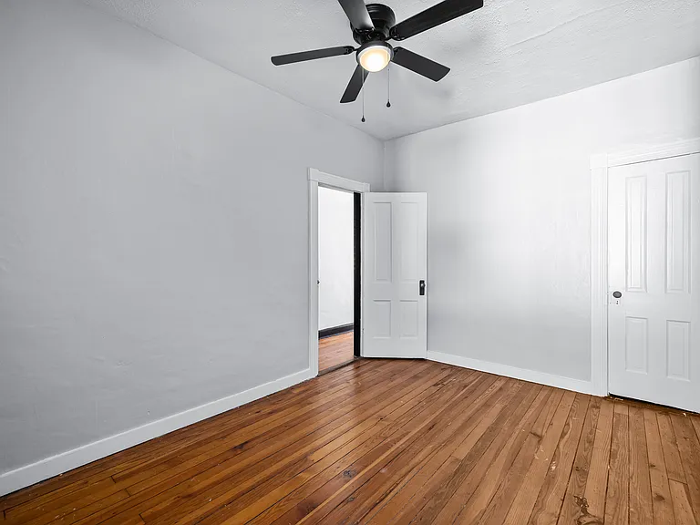 450 W 23rd St — Photo 17