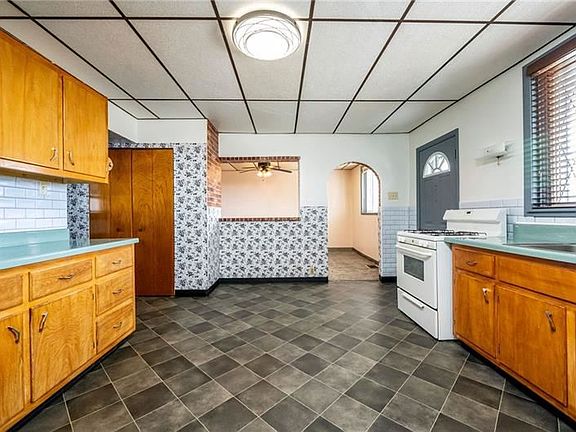 5th image of 429 Fox Hill St