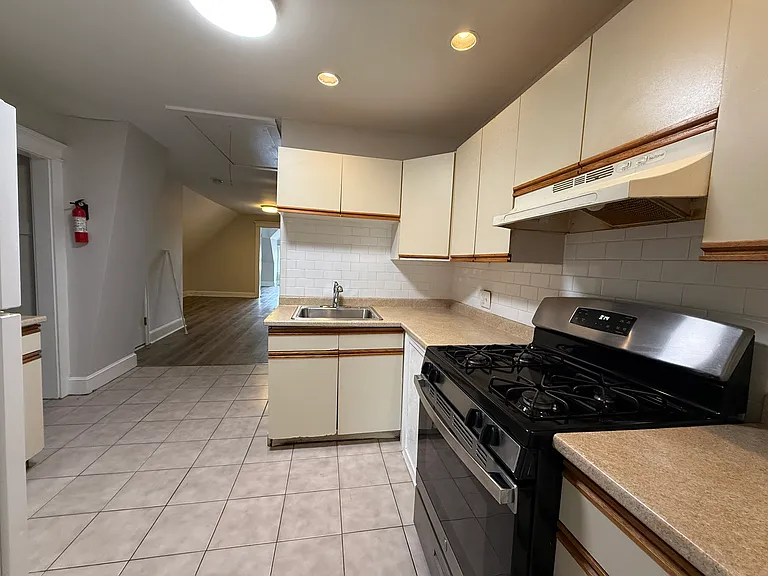 597 Park St #3 — Photo 7