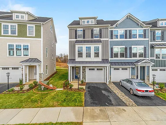 1320 Laconia Ln — Photo 1
