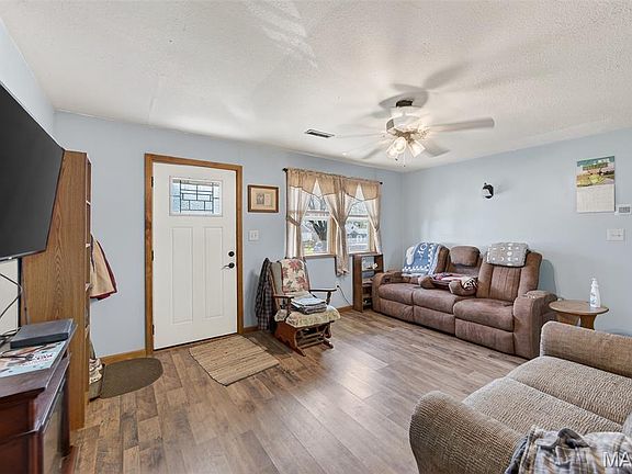 3rd image of 541 Hood St