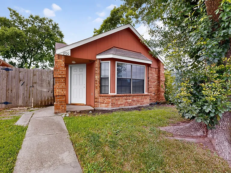 1700 Wheatfield Dr — Photo 5
