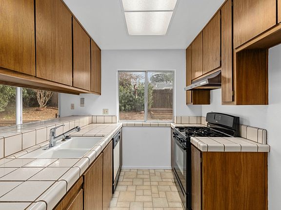 3rd image of 4520 Stonewall Dr