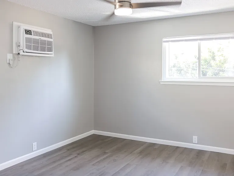 University Square Apartments — Photo 9