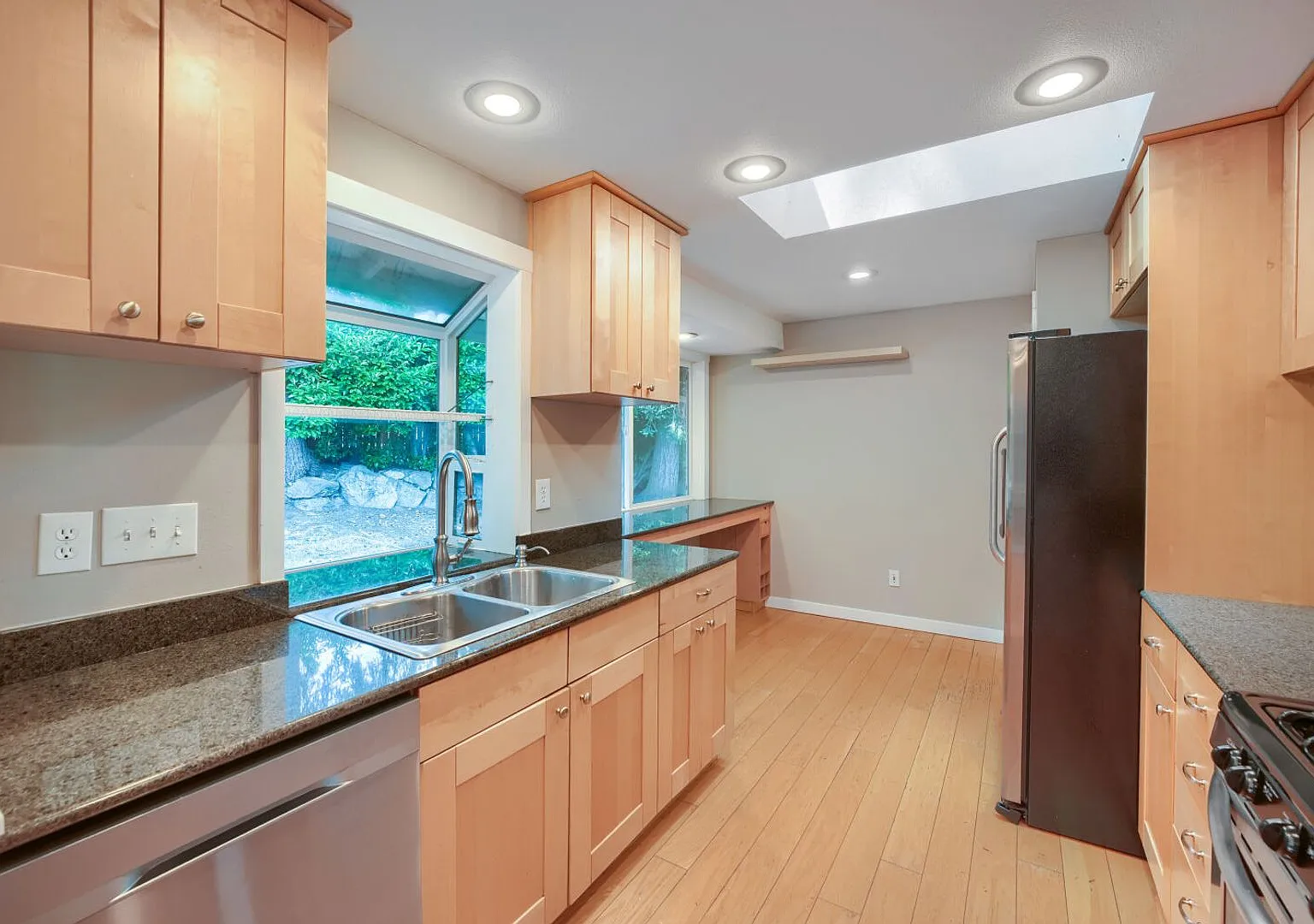4bed/3bath Home with Lower-Level Bonus Room in East Bellevue! — Photo 2