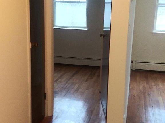 4th image of 1015 Throggs Neck Expy