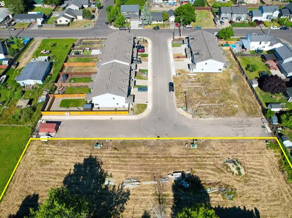 790 Monarch Way, Harrisburg, OR 97446