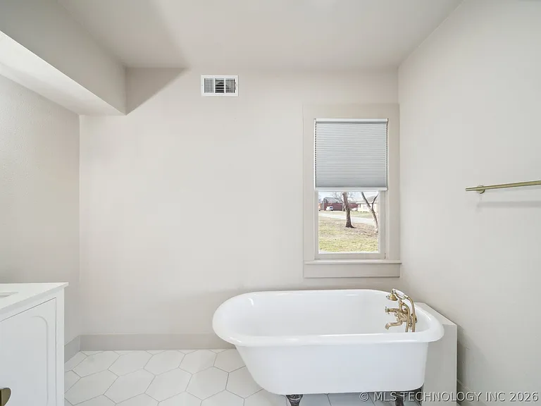221 W Detroit St — Photo 12