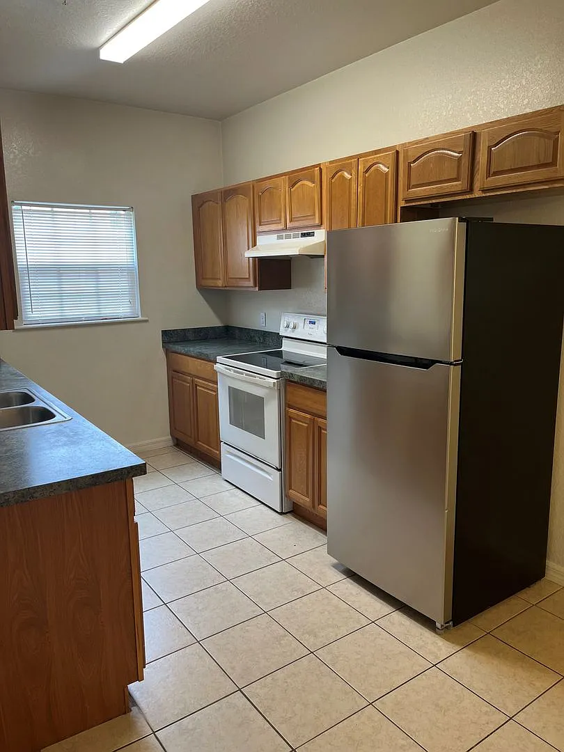 Lease Terms Negotiable Two Weeks Free Rent! - Beautiful Townhome In Nw Gainesville — Photo 3