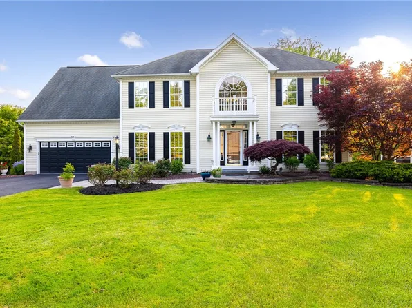 28 Princeton Ln, Fairport, NY 14450