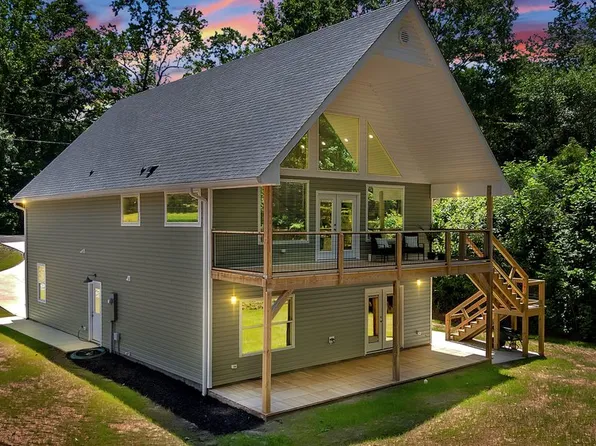 425 Lakewood Dr, Townville, SC 29689