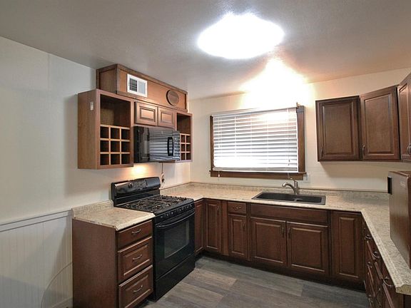 3rd image of 809 Helen Way