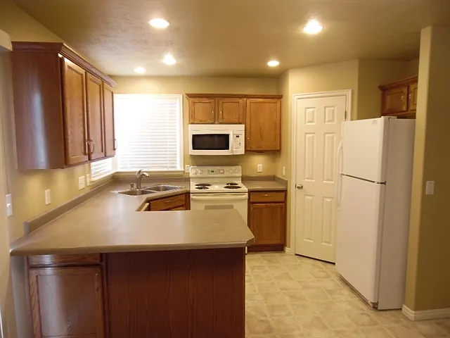 6 bed, 3.0 bath, 2784 sqft, $2,985 — Photo 3