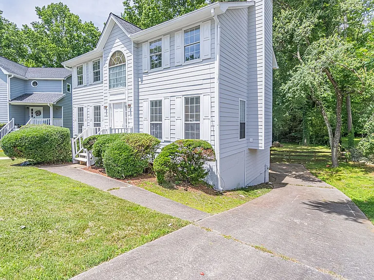 2402 Betsy Ct SW — Photo 3
