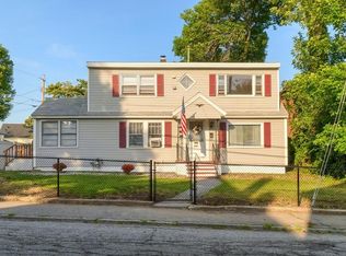 215 Hildreth St, Lowell, MA 01850