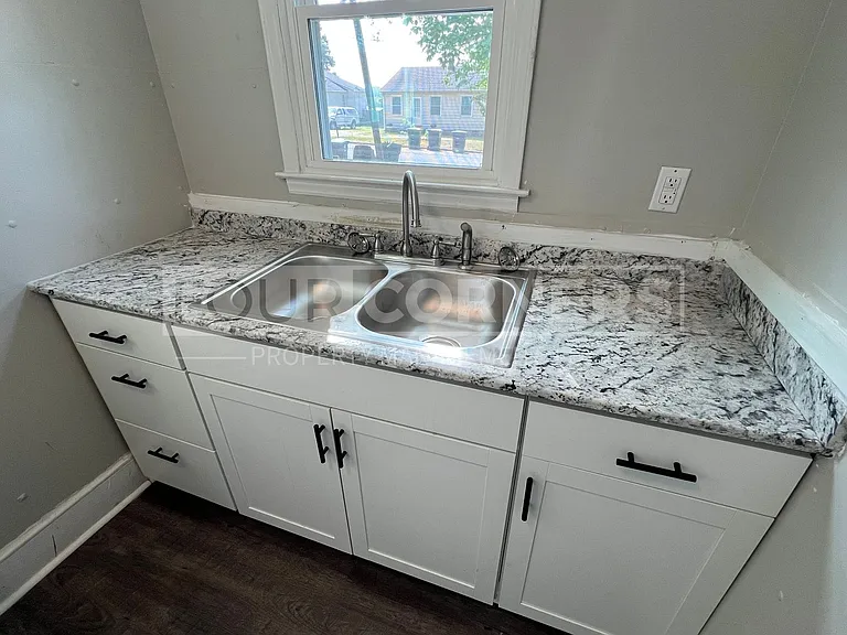 803 Cole St — Photo 5