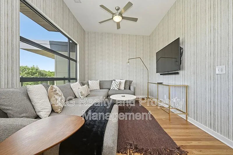 3 bed, 3.5 bath, $2,950 — Photo 2