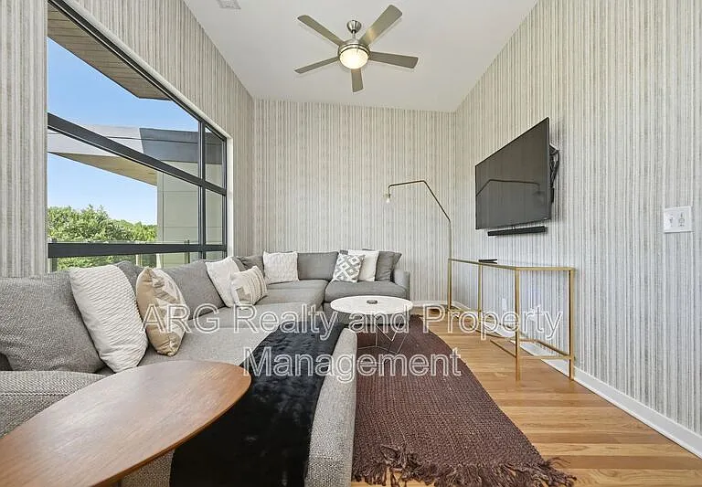 472 Martin St SE — Photo 2