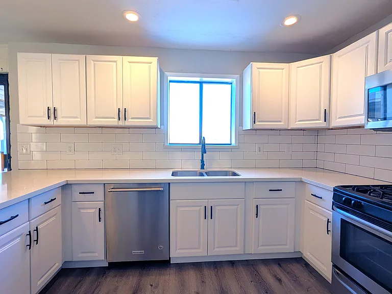 1514 N Elaine Way — Photo 2