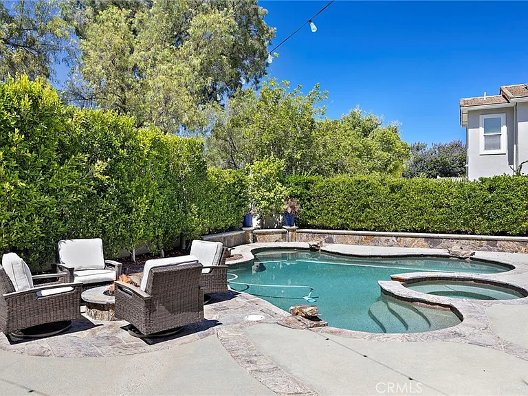 8 Victoria Ln — Photo 27
