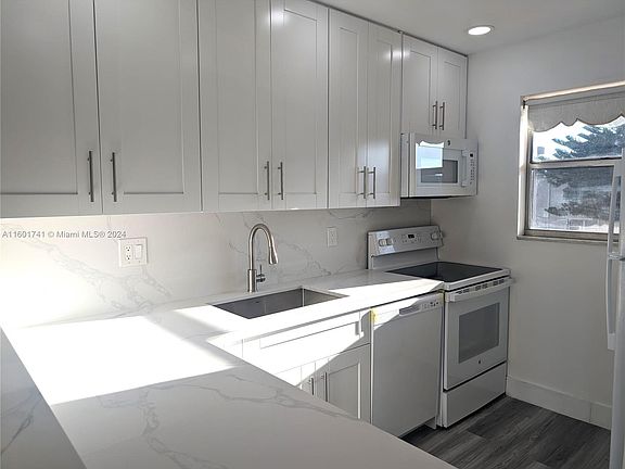 3rd image of 206 Oxford Pl